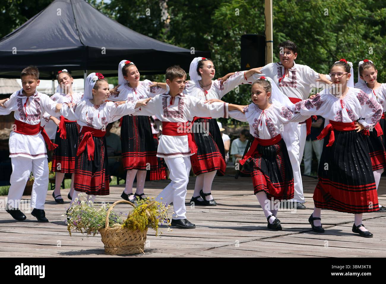 Bukarest, Rumänien. Juni 2025. Menschen, die in traditionellen rumänischen Blusen gekleidet sind, treten während des „Sanziene“-Festivals im National Village Museum in Bukarest, Rumänien, am 24. Juni 2025 auf. Nach den Traditionen steigen Feen, auf Rumänisch „Sanziene“ genannt, um die Sommersonnenwende auf die Erde ab, um den Feldern Fruchtbarkeit, Liebe und Glück für den Rest des Jahres zu bringen. Quelle: Cristian Cristel/Xinhua/Alamy Live News Stockfoto