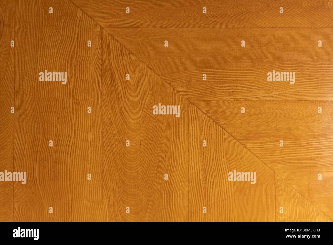 Das Bild zeigt eine Nahansicht einer Holzplatte mit einzigartigen Winkeldesigns. Hintergrundfotostruktur Stockfoto
