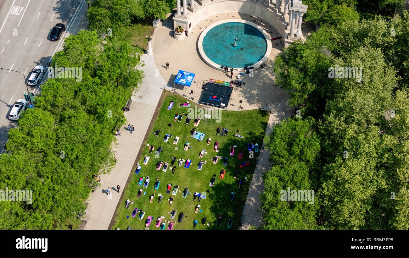 Luftaufnahme von The Loop, Downtown Chicago, Illinois, USA an einem schönen Sommermorgen. Stockfoto