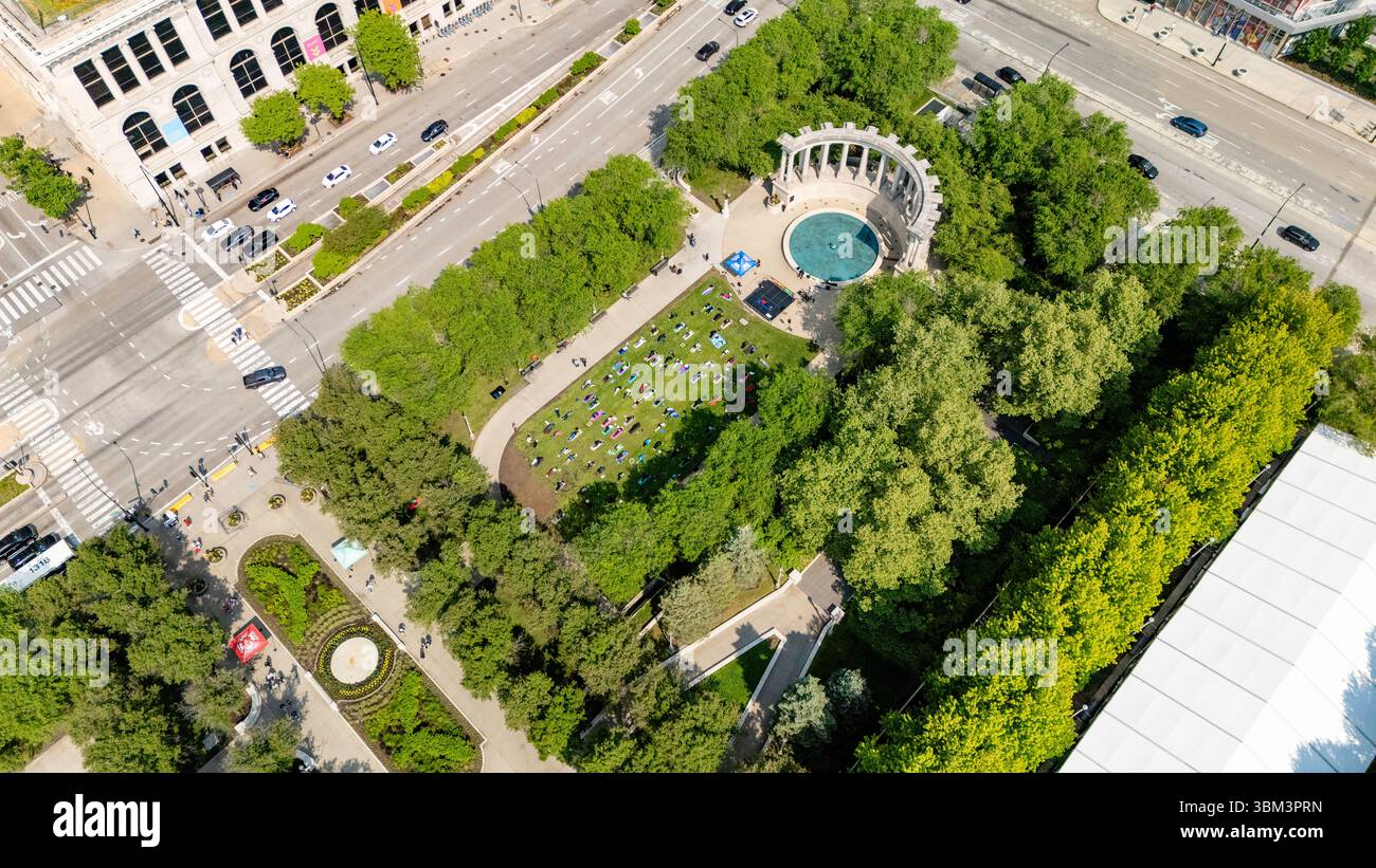 Luftaufnahme von The Loop, Downtown Chicago, Illinois, USA an einem schönen Sommermorgen. Stockfoto