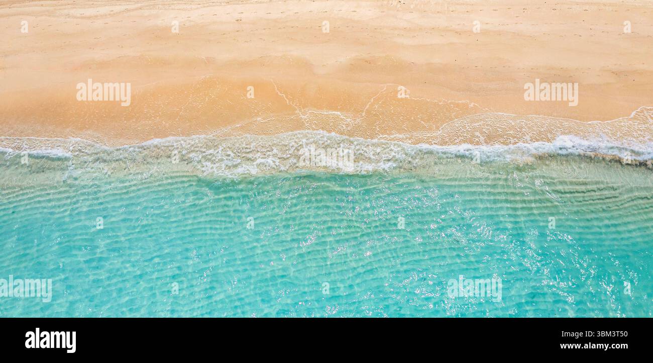 Entspannen Sie sich im Sommer aus der Vogelperspektive tropische Strandwellen Gold Sand friedliche Panoramalandschaft ruhige Meeresküste ruhige Natur Küste perfekter Reiseurlaub Stockfoto