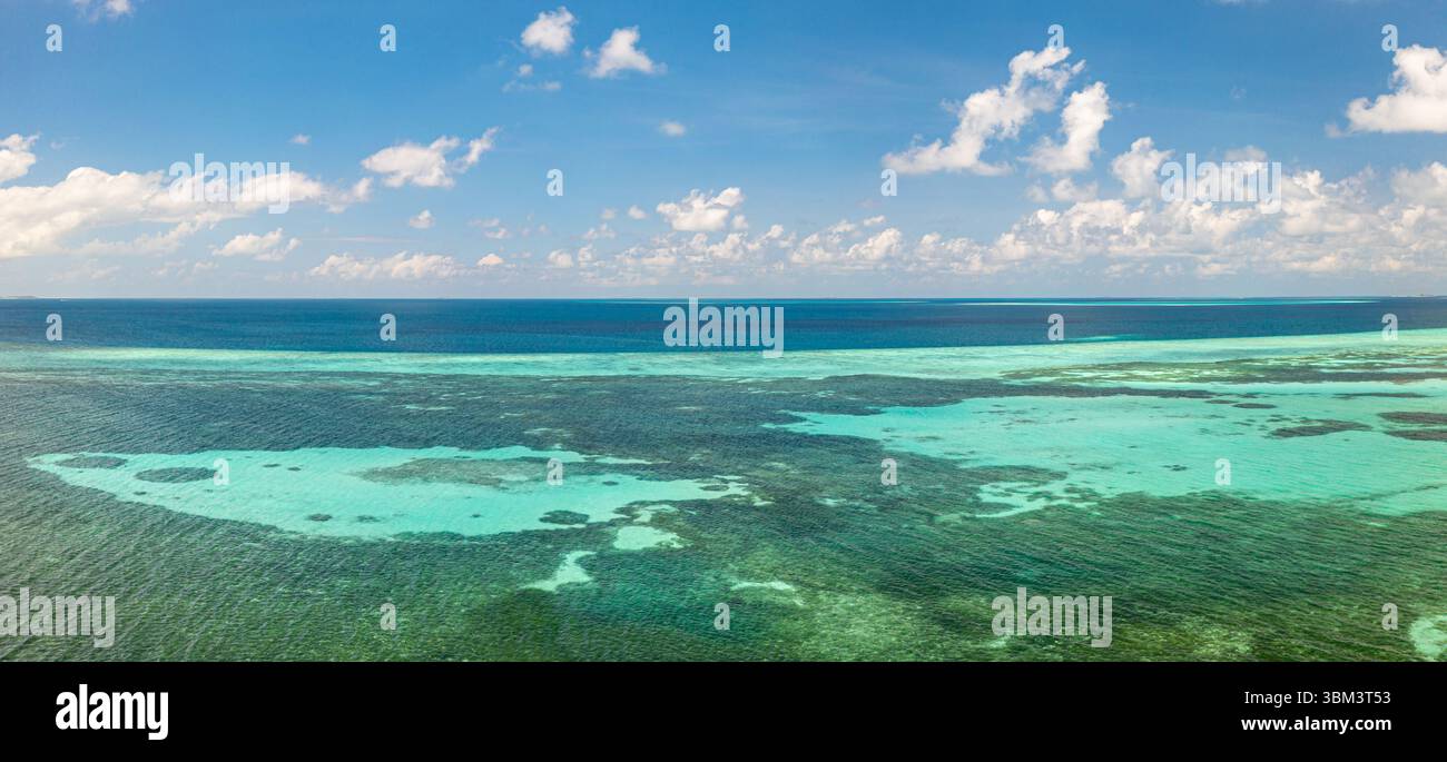 Herrlicher Panoramablick auf das Meer mit Lagune und Korallenriff, inspirierende Naturökologie-Landschaft, tropische Meeresumgebung für Reisen, Natur Stockfoto