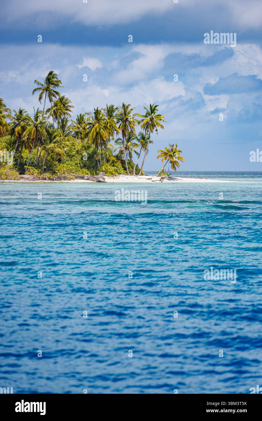 Fantastische tropische Strandlandschaft mit Meer Sand Himmel sonniges Ufer, perfekte Hintergrundlandschaft Sommerurlaub Reise Natur Entspannung Küstenparadies Stockfoto