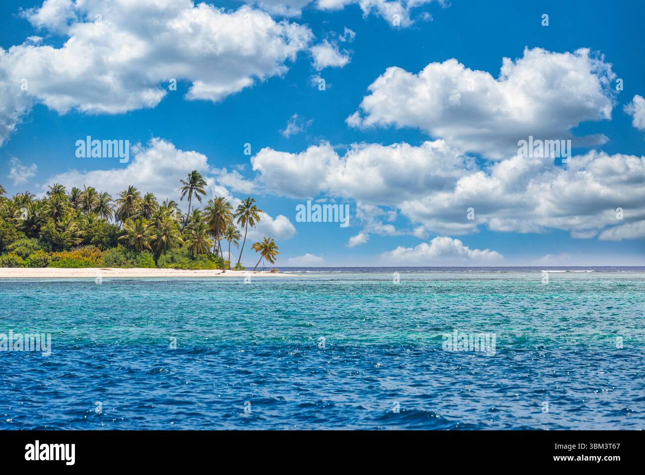 Fantastische tropische Strandlandschaft mit Meer Sand Himmel sonniges Ufer, perfekte Hintergrundlandschaft Sommerurlaub Reise Natur Entspannung Küstenparadies Stockfoto