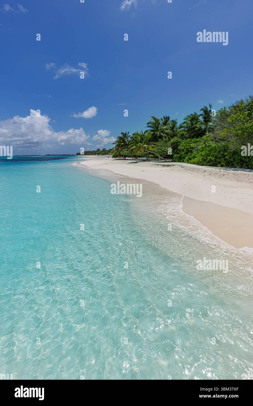 Fantastische tropische Strandlandschaft mit Meer Sand Himmel sonniges Ufer, perfekte Hintergrundlandschaft Sommerurlaub Reise Natur Entspannung Küstenparadies Stockfoto