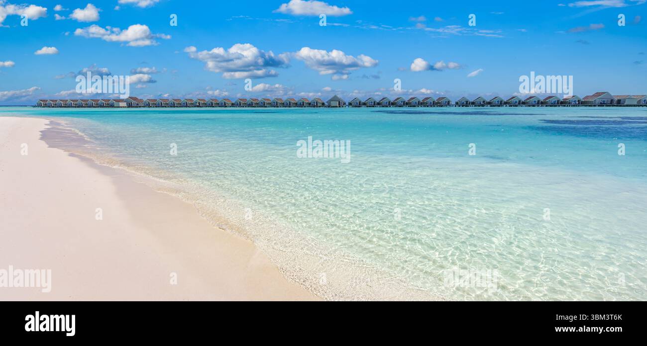 Herrliche Panorama-Strandlandschaft mit Ozean Lagune Meer Sandwellen und Malediven Wasser Villen, tropischen Luxus Reiseziel Naturlandschaft Sommer Stockfoto