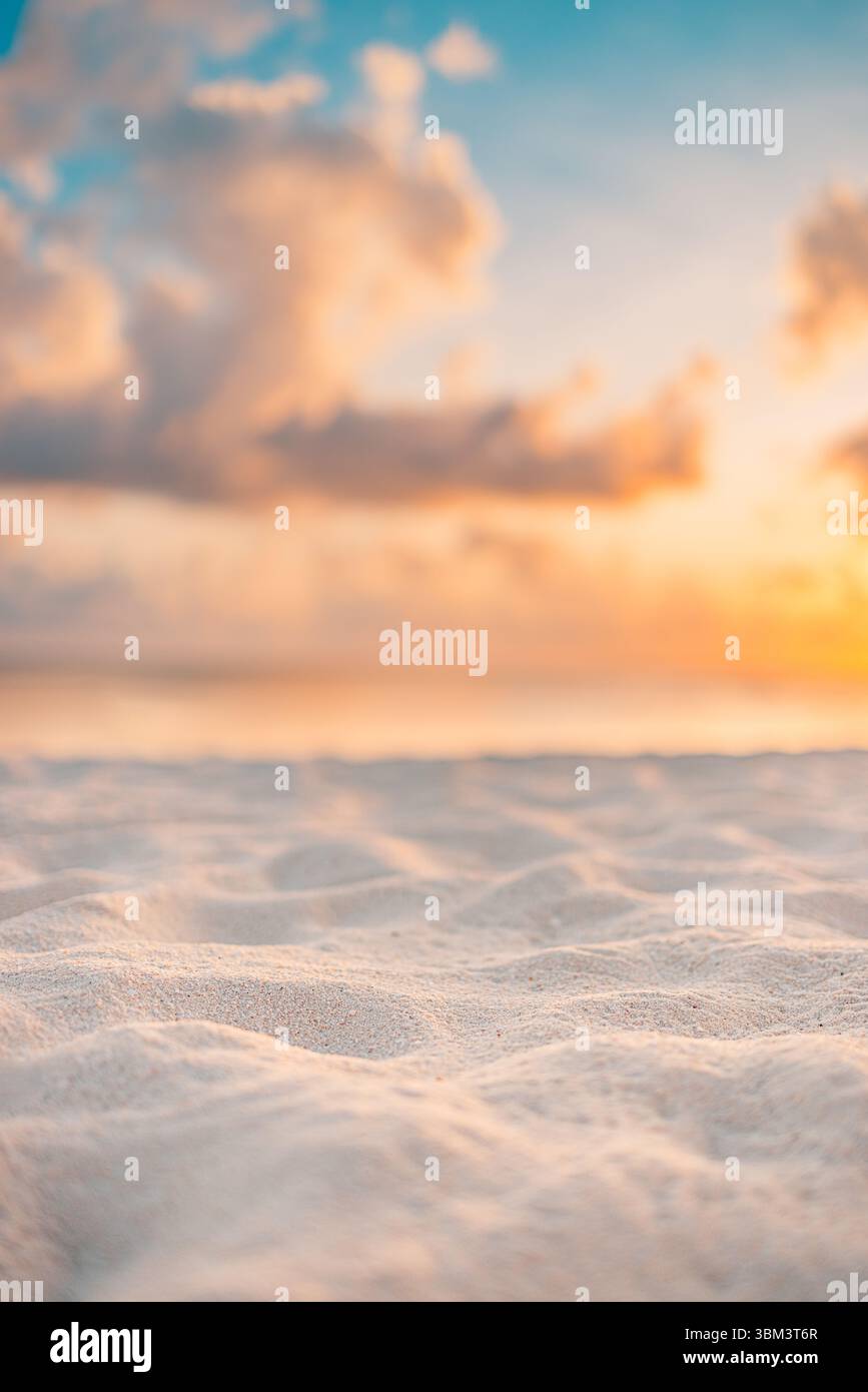 Nahaufnahme von Sand, Meer und Himmel am Sommerstrand friedlicher Blick auf den Horizont, entspannende natürliche Küstenlandschaft für Reisen, Inspiration Outdoor-Urlaub Stockfoto