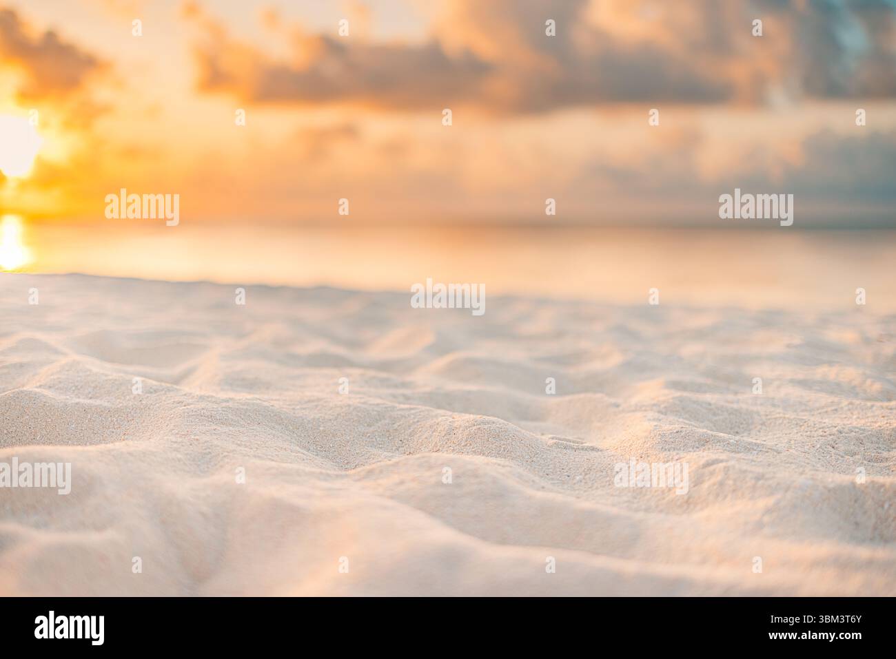 Nahaufnahme von Sand, Meer und Himmel am Sommerstrand friedlicher Blick auf den Horizont, entspannende natürliche Küstenlandschaft für Reisen, Inspiration Outdoor-Urlaub Stockfoto