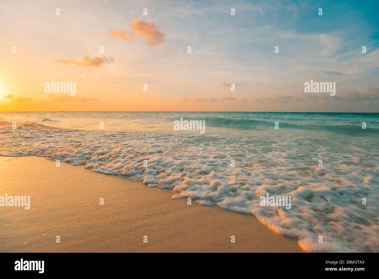 Nahaufnahme Meer Himmel Sommer Strandlandschaft Sandstrand friedlicher Horizont inspirierend entspannende Küstenlandschaft tropisches Ziel Sonnenlicht Urlaub Natur Stockfoto