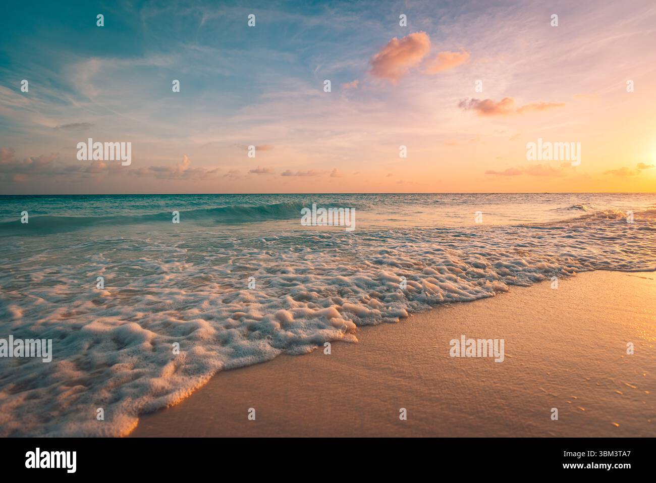 Nahaufnahme Meer Himmel Sommer Strandlandschaft Sandstrand friedlicher Horizont inspirierend entspannende Küstenlandschaft tropisches Ziel Sonnenlicht Urlaub Natur Stockfoto