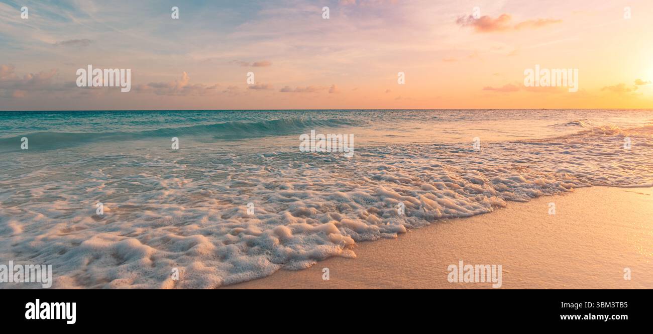 Panorama Sommer Strand Landschaft Meer Himmel Sandstrand friedlicher Horizont inspirierend tropische Küste Urlaub Landschaft Sonnenlicht Ruhe Meer Blick Natur Stockfoto