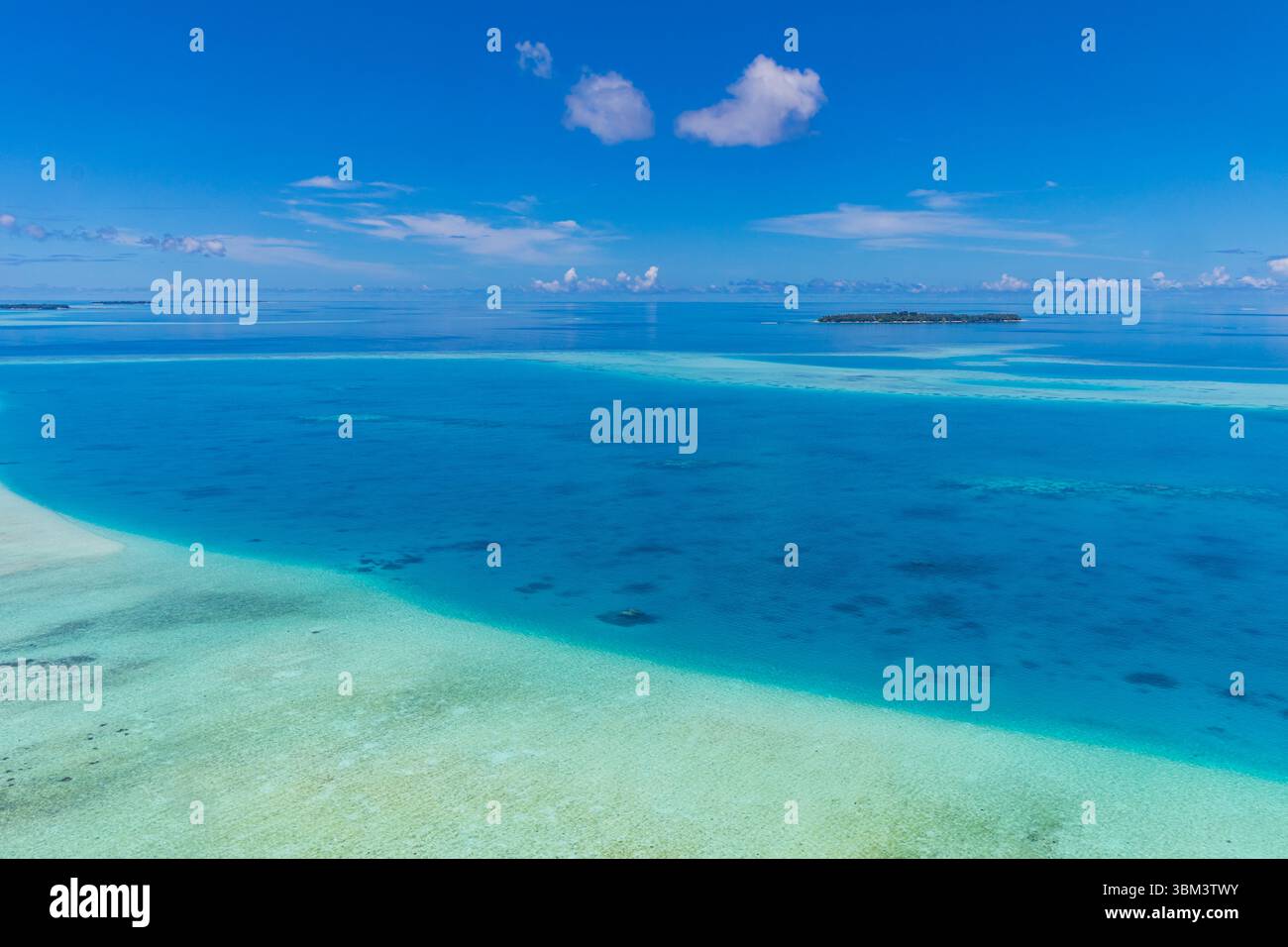Blick auf den tropischen Ozean mit Korallenriff Lagune und Bucht, ruhige Meereslandschaft mit klarem blauem Wasser, friedliche Sommerküste Natur Hintergrund Meerespar Stockfoto