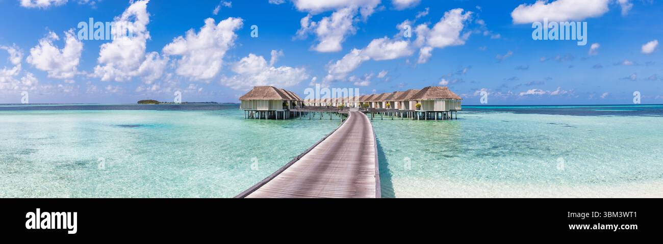 Atemberaubende Panorama-Wasservillen Holzpier Malediven, ruhiges Meer, sonniger blauer Himmel tropische Strandlandschaft Luxus Sommerreise idyllischer Urlaub landschaftlich reizvoll Stockfoto