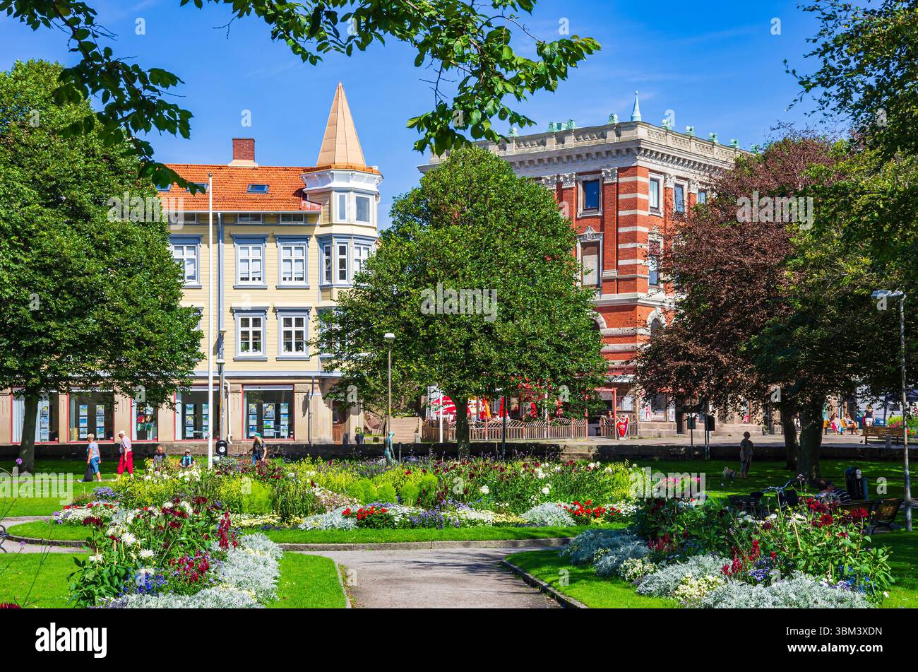 Idyllische Grünanlagen im malerischen Stadtpark Lysekil (Lysekils stadsparken), Bohuslän, Västra Götalands län, Schweden, Skandinavien. Stockfoto