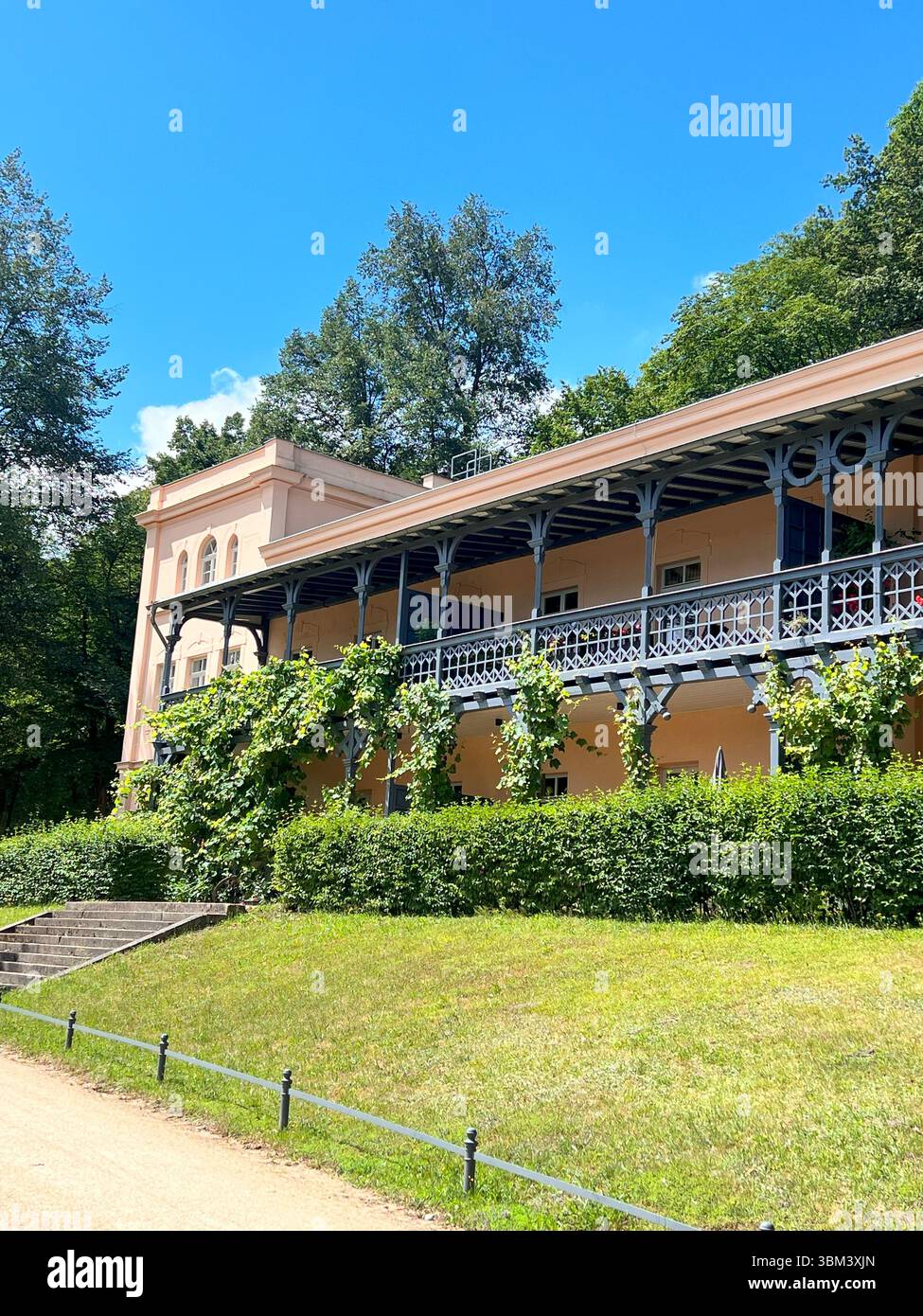 Charmantes Ferienhaus im Muskau Park, Polen, umgeben von Grün Stockfoto