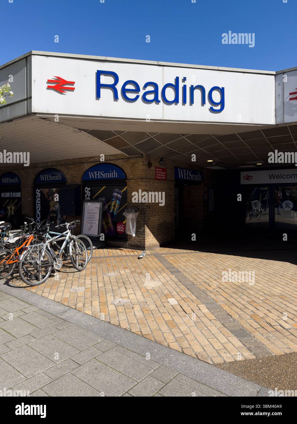 Reading, England, Großbritannien - 1. April 2025; Bahnhofsschild auf dem Vordach mit Doppelpfeil am Bahnhof Reading Stockfoto