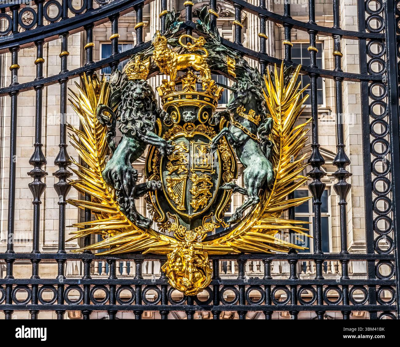 United Kingdom Wappen, Gate, Buckingham Palace, Westminster, London, England. Wappen des Vereinigten Königreichs mit Verweisen auf Irland England, Schottland und W Stockfoto
