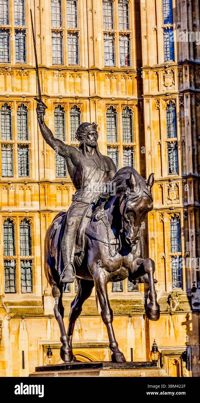 König Richard 1 Löwenherz Statue, Houses of Parliament, Westminster, London, England. König Richard Coeur de Lion, Richard der Löwenherz, war König F. Stockfoto