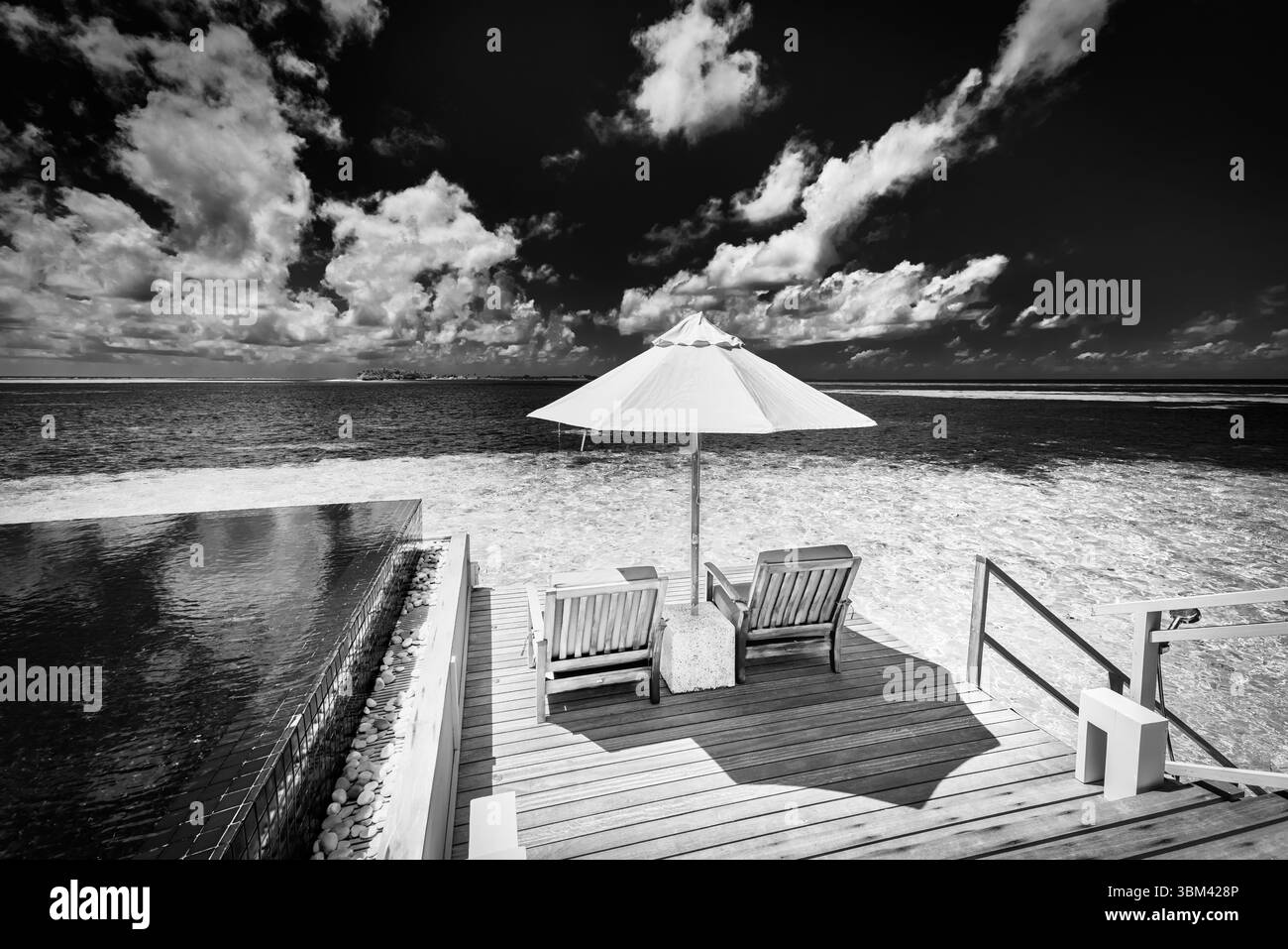 Abstraktes Luxusresort am Pool mit Stühlen und Sonnenschirm, tropisches Meer Malediven Wasservilla, künstlerischer schwarz-weißer Reiseurlaubshintergrund, DRAM Stockfoto