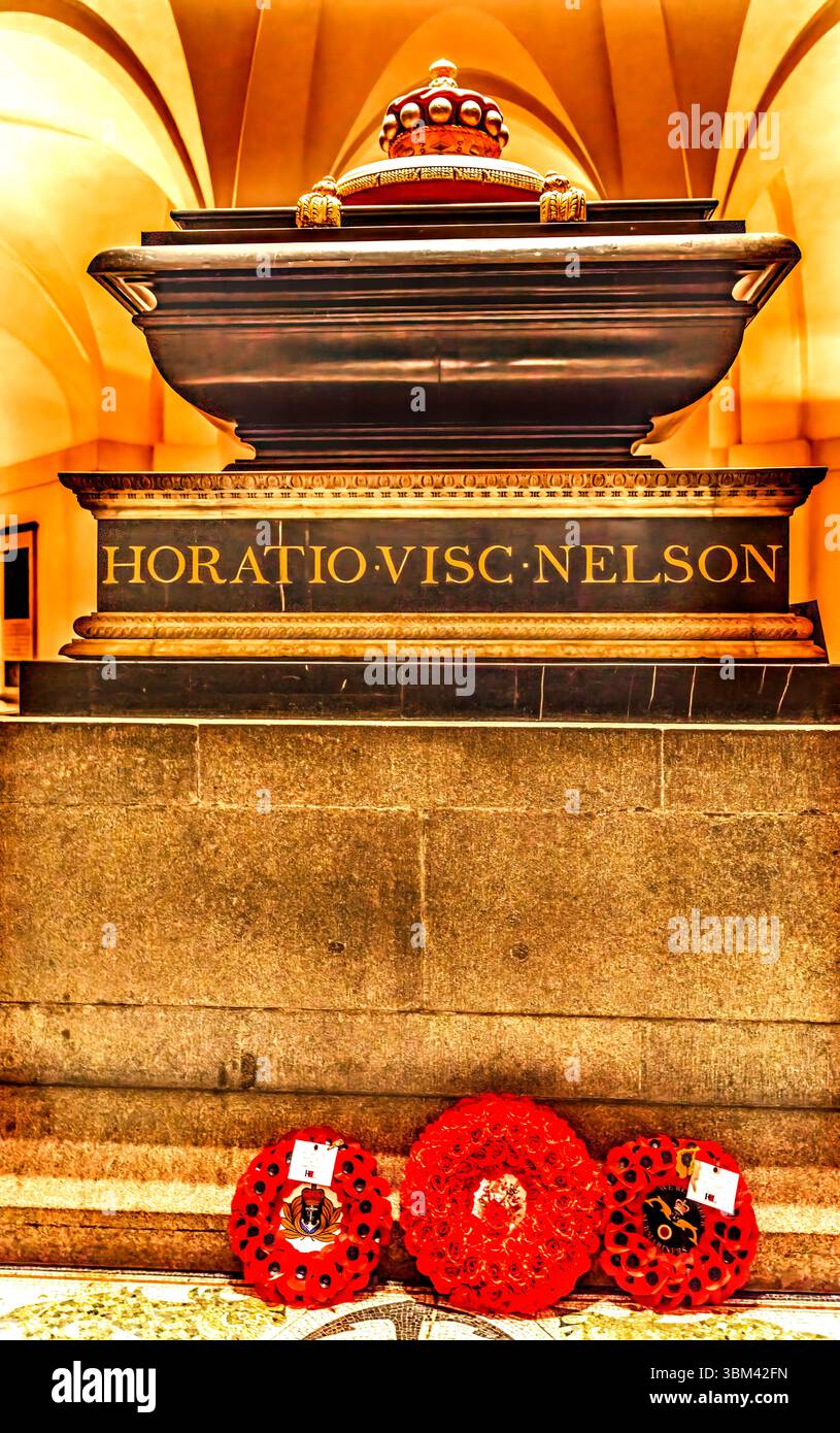 Farbenfrohe Admiral Horatio Nelson Grave, St. Paul's Cathedral, London, England. Kathedrale gewidmet Nelson, der Großbritannien rettete, nachdem er Napoleons Na besiegt hatte Stockfoto