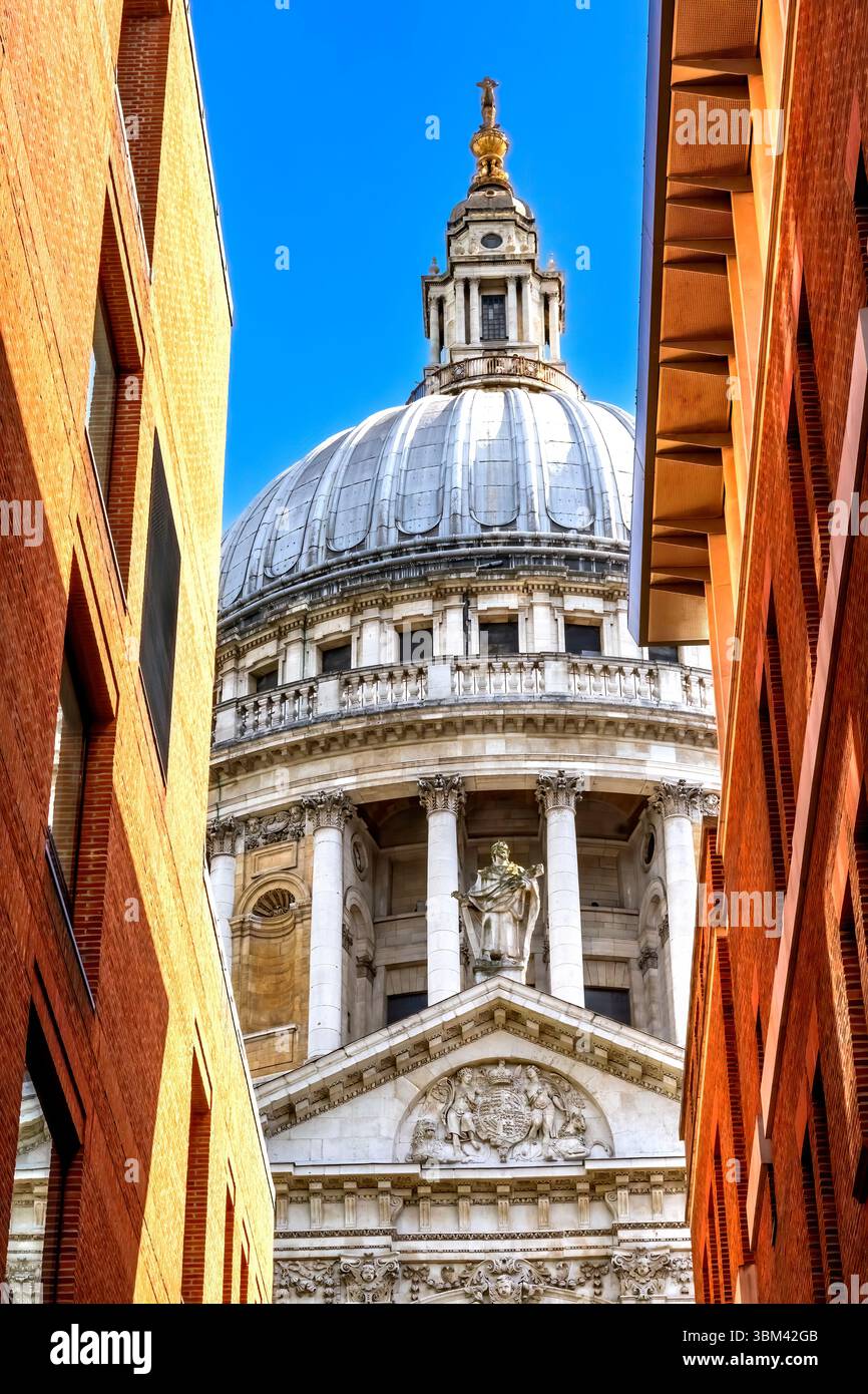 Farbenfrohe Fassade, St. Paul's Cathedral, London, England. Architekt Christopher Wren. Ort vieler berühmter Hochzeiten und Beerdigungen. Stockfoto