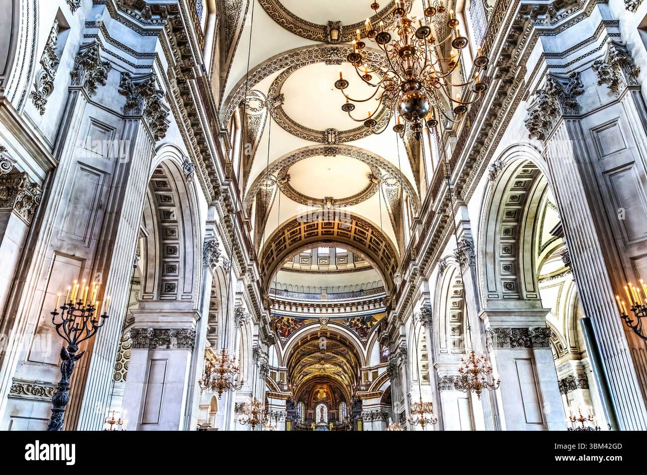 Farbenfrohe Basilika, St. Paul's Cathedral, London, England. Architekt Christopher Wren. Ort vieler berühmter Hochzeiten und Beerdigungen. (Nur Für Redaktionelle Zwecke) Stockfoto