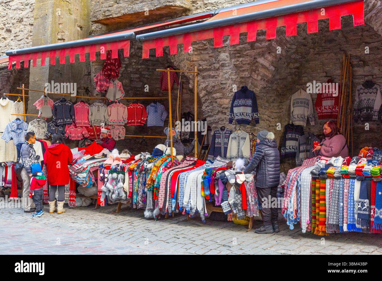 Osteuropa, Baltische Staaten, Estland, Tallinn. Altstadt, Strickwaren zum Verkauf. (Nur Für Redaktionelle Zwecke) Stockfoto