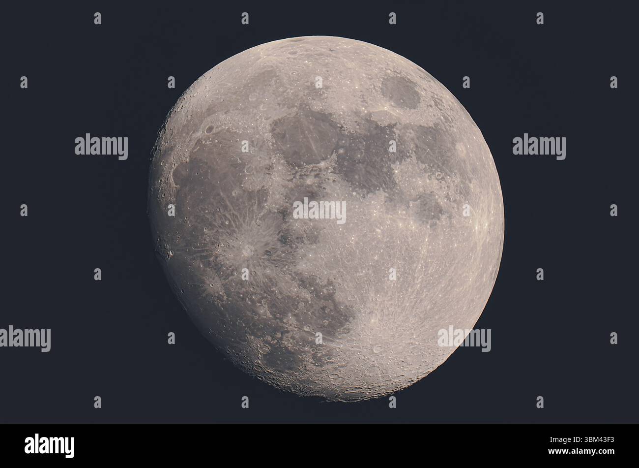Scharfe Detailansicht des abnehmenden Mondes vor dunklem Himmel mit Oberflächenstrukturen Stockfoto