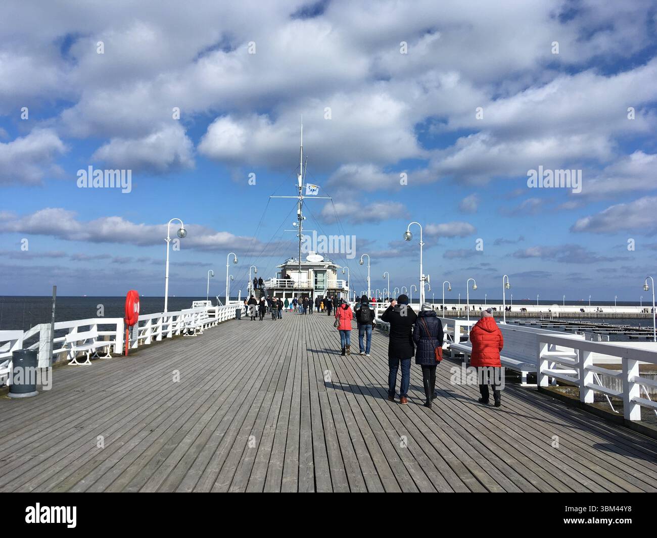 Das Stadtzentrum von Sopot und der Strand auf dem Höhepunkt des Sommers: Die Fußgängerzone Monte Cassino Straße, farbenfrohe Cafés, Europas längster Holzsteg und die lebhafte Atmosphäre Stockfoto