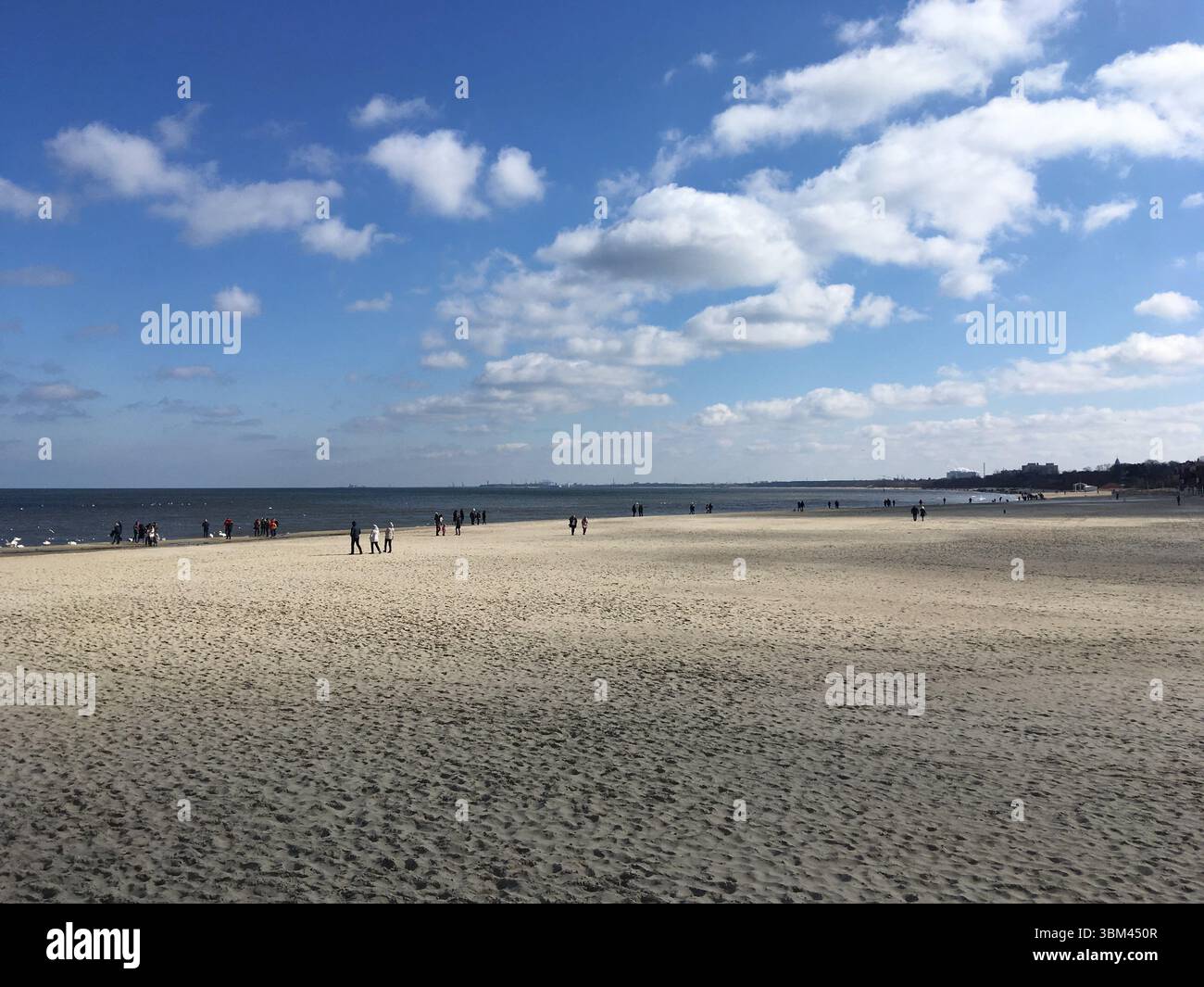 Das Stadtzentrum von Sopot und der Strand auf dem Höhepunkt des Sommers: Die Fußgängerzone Monte Cassino Straße, farbenfrohe Cafés, Europas längster Holzsteg und die lebhafte Atmosphäre Stockfoto