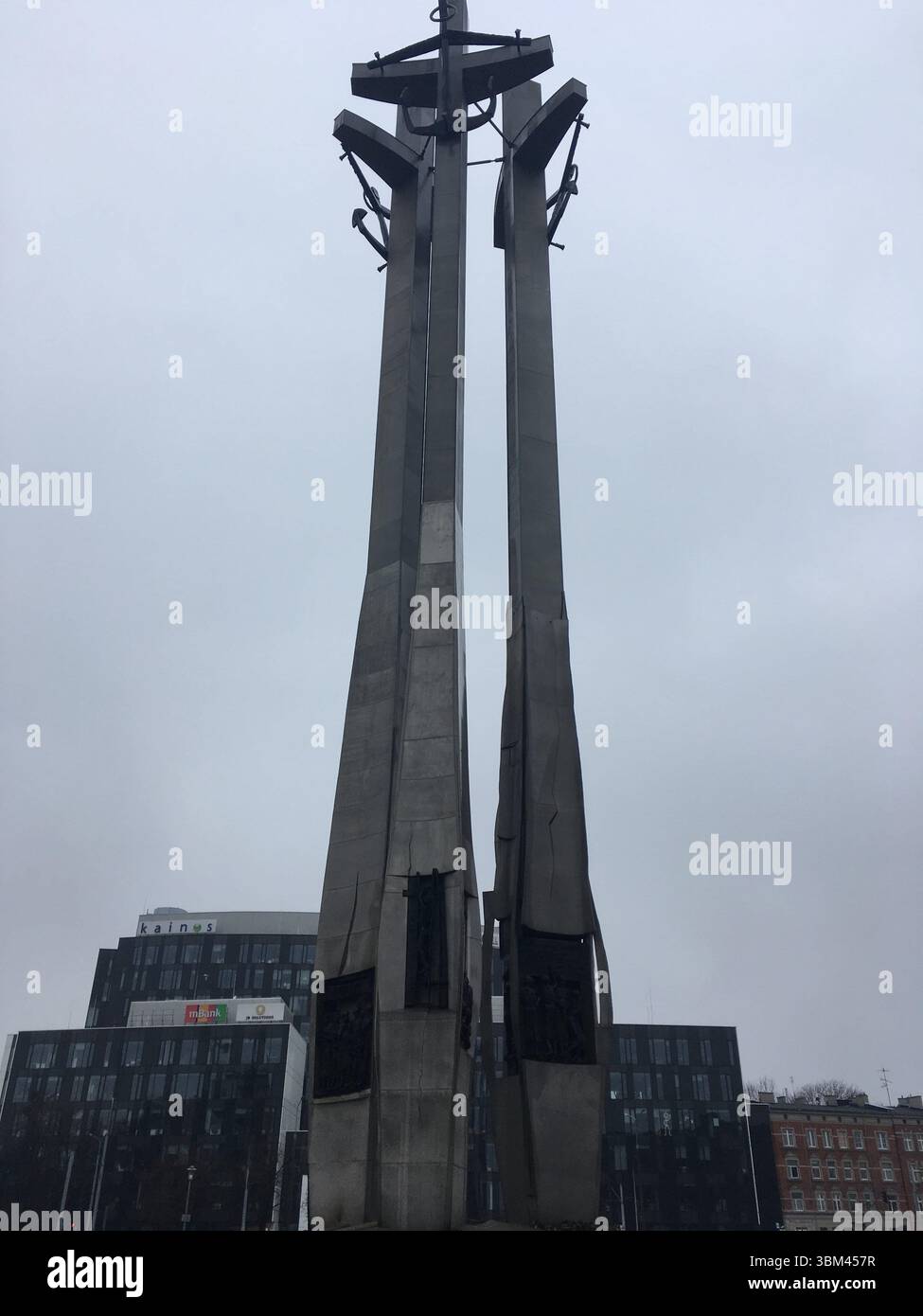 Das Denkmal für die gefallenen Werftarbeiter von 1970 auf dem Solidaritätsplatz von Gdańsk – drei hoch aufragende Stahlkreuze mit Ankern und Bronzereliefs Stockfoto Das Denkmal für die gefallenen Werftarbeiter von 1970 auf dem Solidaritätsplatz von Gdańsk – drei hoch aufragende Stahlkreuze mit Ankern und Bronzereliefs Stockfoto