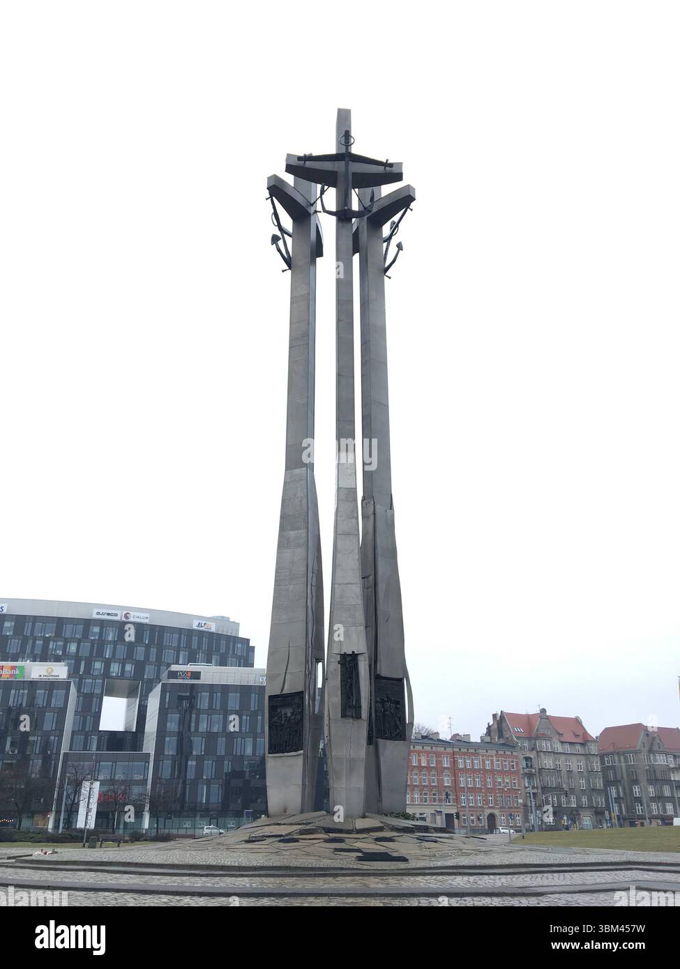 Das Denkmal für die gefallenen Werftarbeiter von 1970 auf dem Solidaritätsplatz von Gdańsk – drei hoch aufragende Stahlkreuze mit Ankern und Bronzereliefs Stockfoto Das Denkmal für die gefallenen Werftarbeiter von 1970 auf dem Solidaritätsplatz von Gdańsk – drei hoch aufragende Stahlkreuze mit Ankern und Bronzereliefs Stockfoto