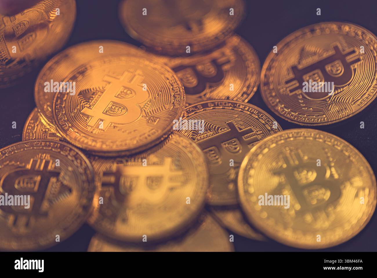 Abstrakte Nahaufnahme von Bitcoin-Goldmünzen, sanfte Lichtreflexionen, Kryptowährungskonzept, digitaler Finanzhintergrund, Finanzinvestitionstechnologie Stockfoto