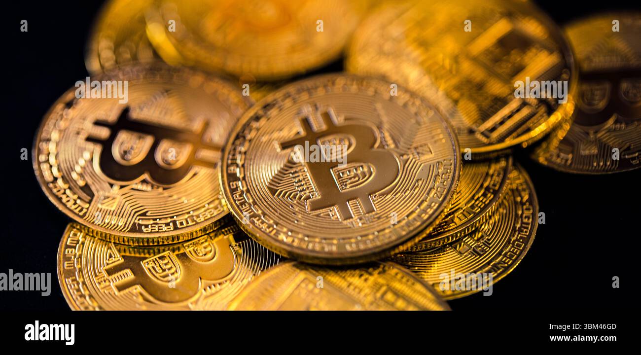 Abstrakte Nahaufnahme von Bitcoin-Goldmünzen, sanfte Lichtreflexionen, Kryptowährungskonzept, digitaler Finanzhintergrund, Finanzinvestitionstechnologie Stockfoto