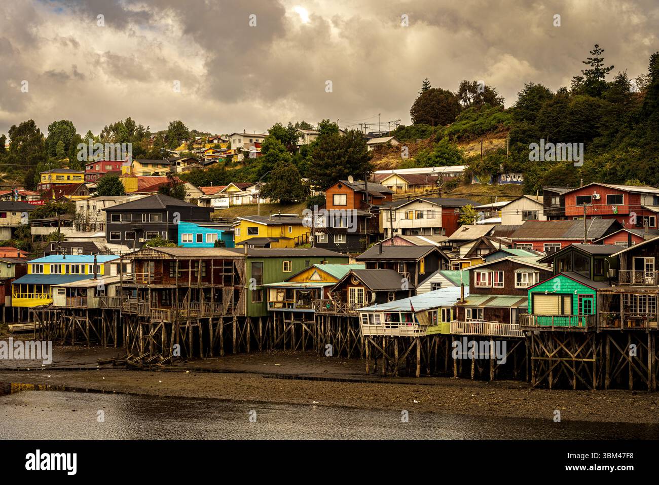 Ein Bild von Häusern auf Stelzen am Strand der Insel Chiloé in der Nähe der Stadt Castro, Chile. Stockfoto
