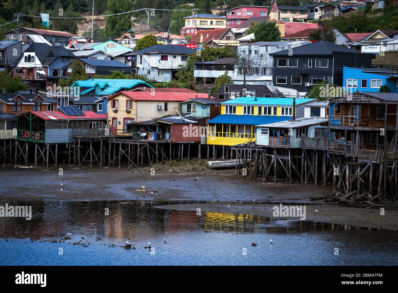 Castro, Chile – 6. Februar 2025. Tele-Bild traditioneller Holzhäuser auf Stelzen am Strand der Insel Chiloé in Chile Stockfoto