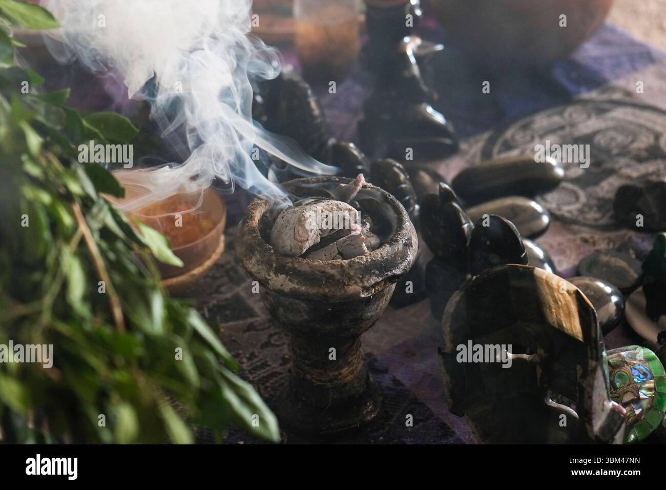 Coba, Mexiko. Gegenstände, die für das Maya-Reinigungsritual verwendet werden Stockfoto