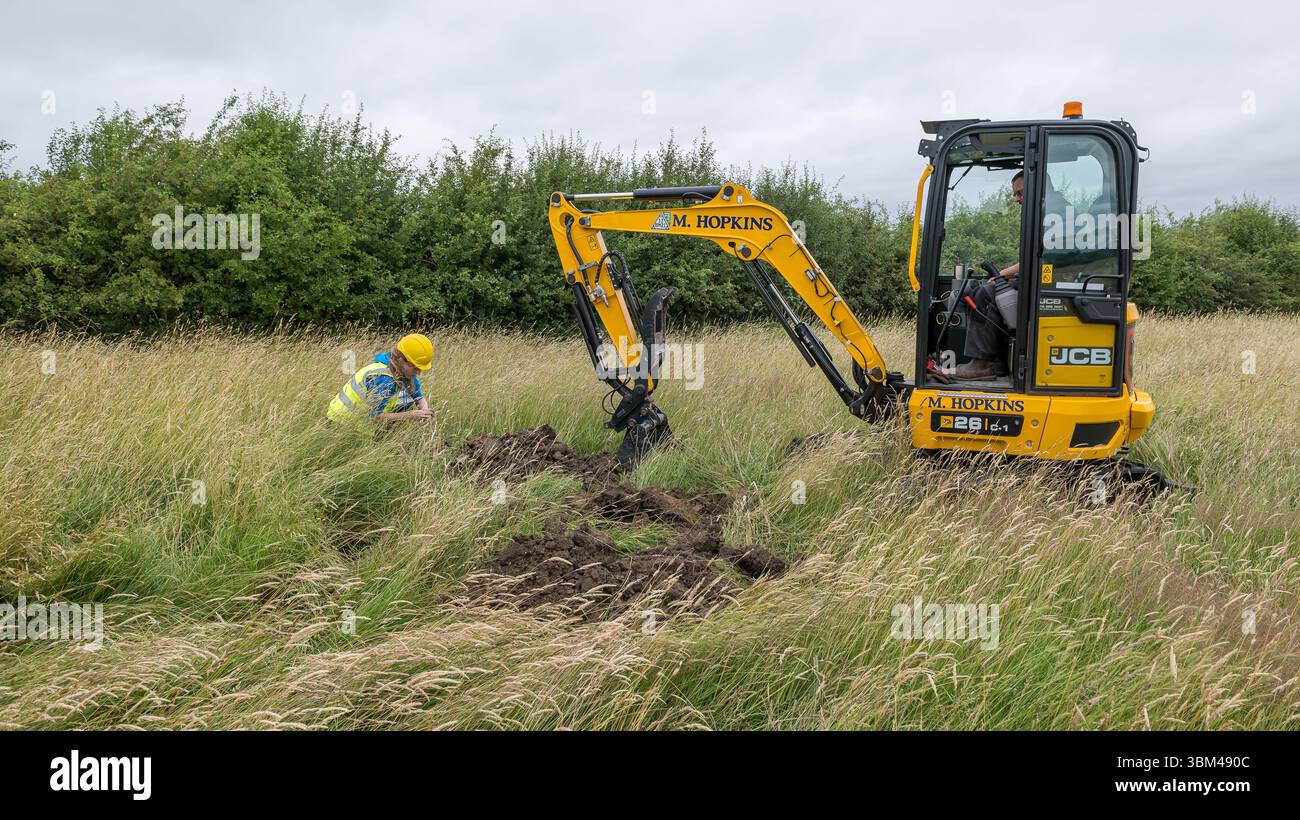 Fresh Water Habitats Trust gräbt Testlöcher für neue Farmteiche in Oxfordshire. Stockfoto