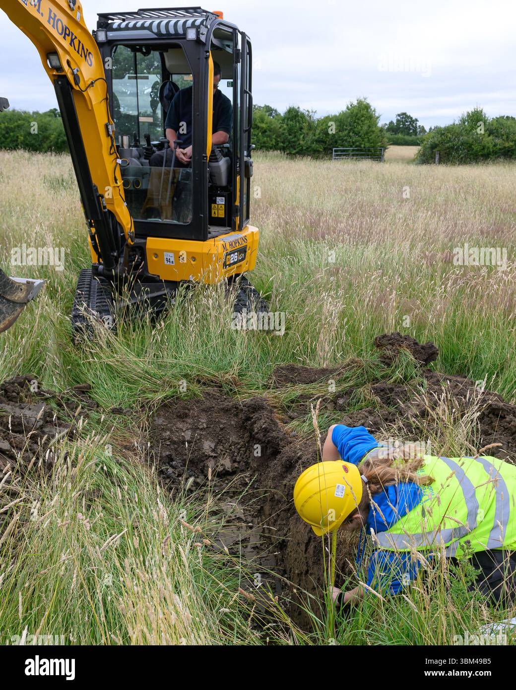 Fresh Water Habitats Trust gräbt Testlöcher für neue Farmteiche in Oxfordshire. Stockfoto