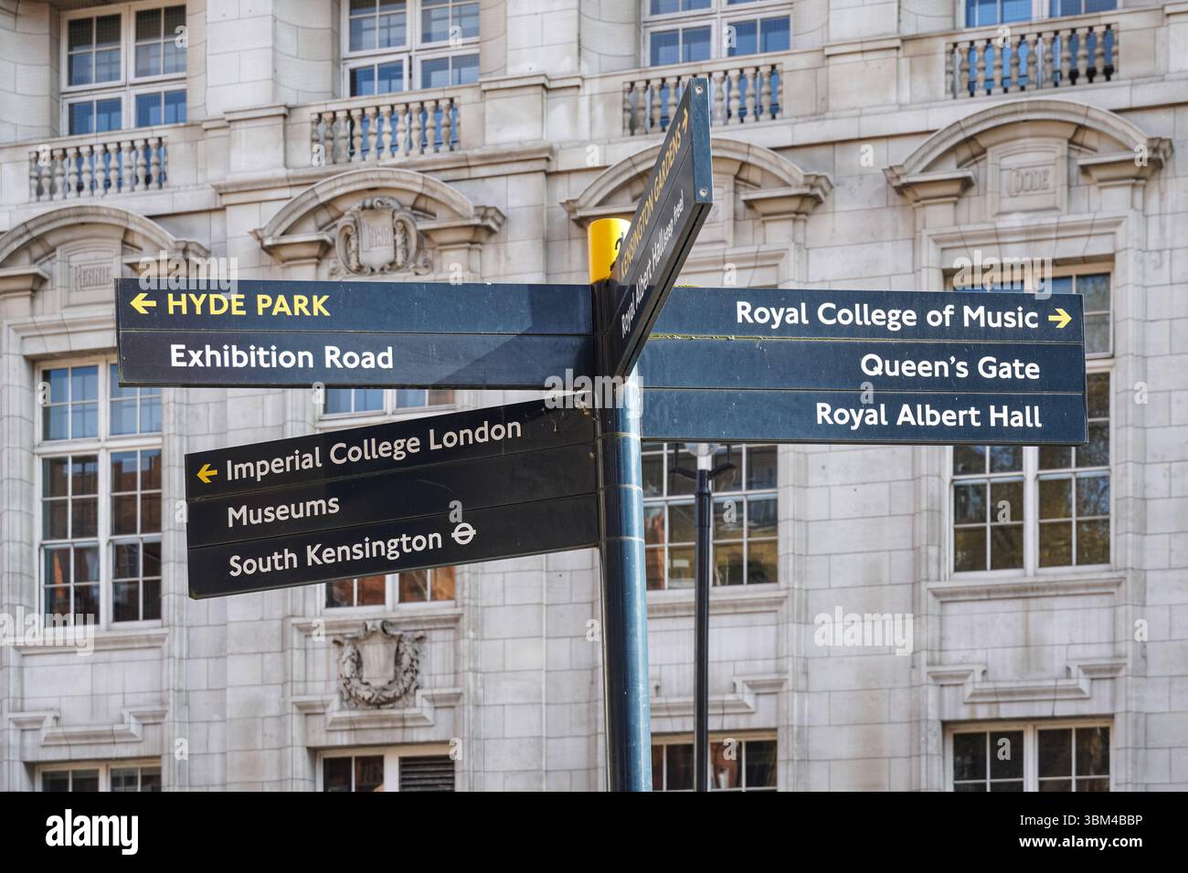 Wegweiser in Kensington, London, England, Großbritannien Stockfoto