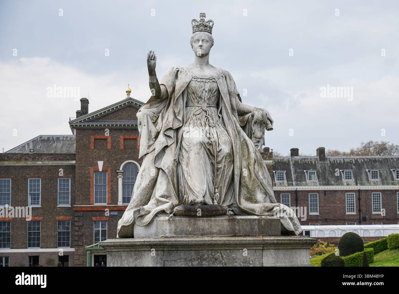 Queen Victoria Statue in Kensington Palace Gardens in London England Großbritannien Stockfoto