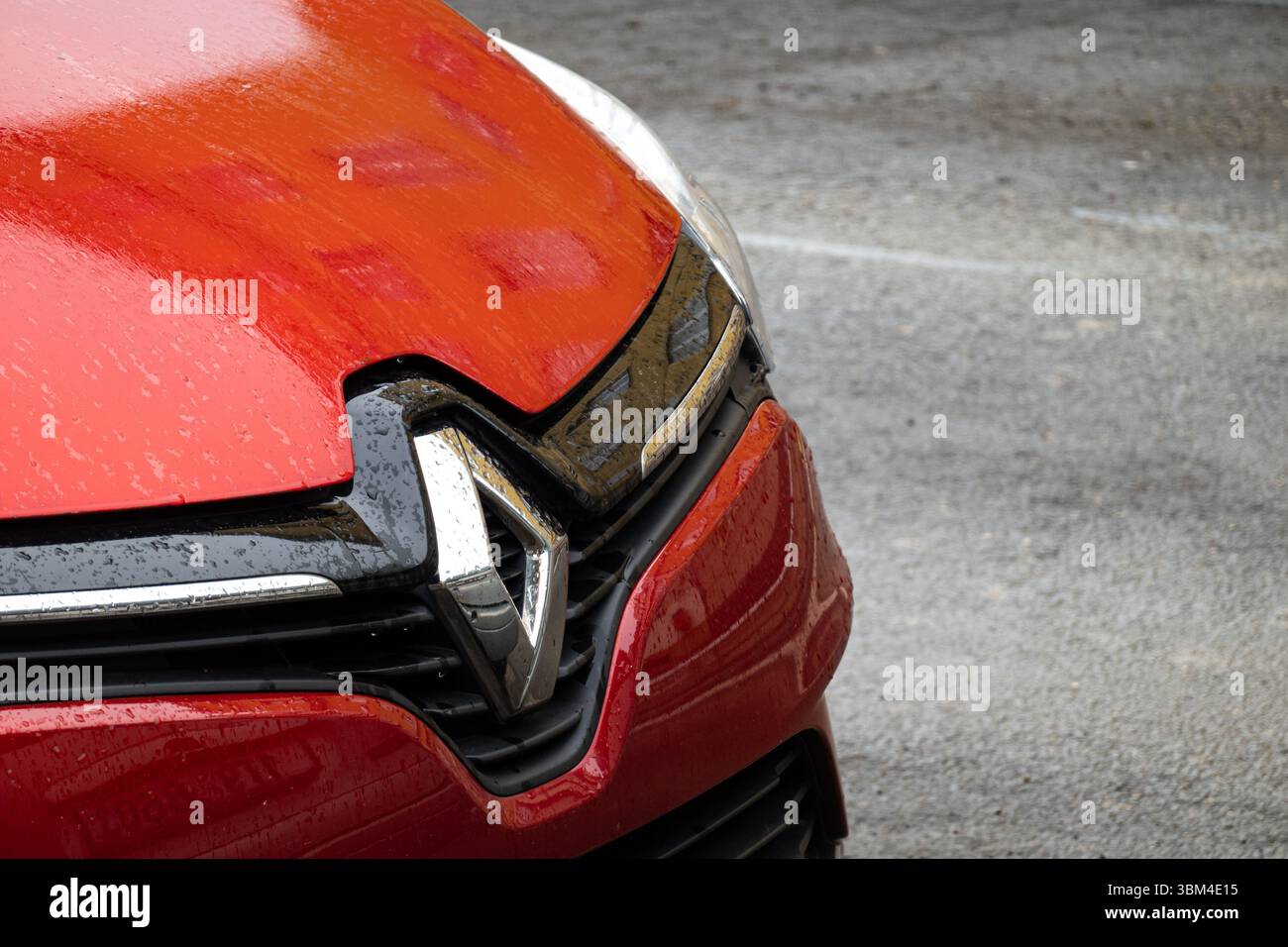 OSTRAVA, TSCHECHIEN - 19. OKTOBER 2023: Frontteil des brandneuen roten Renault Clio Fließheck mit Abzeichen Stockfoto