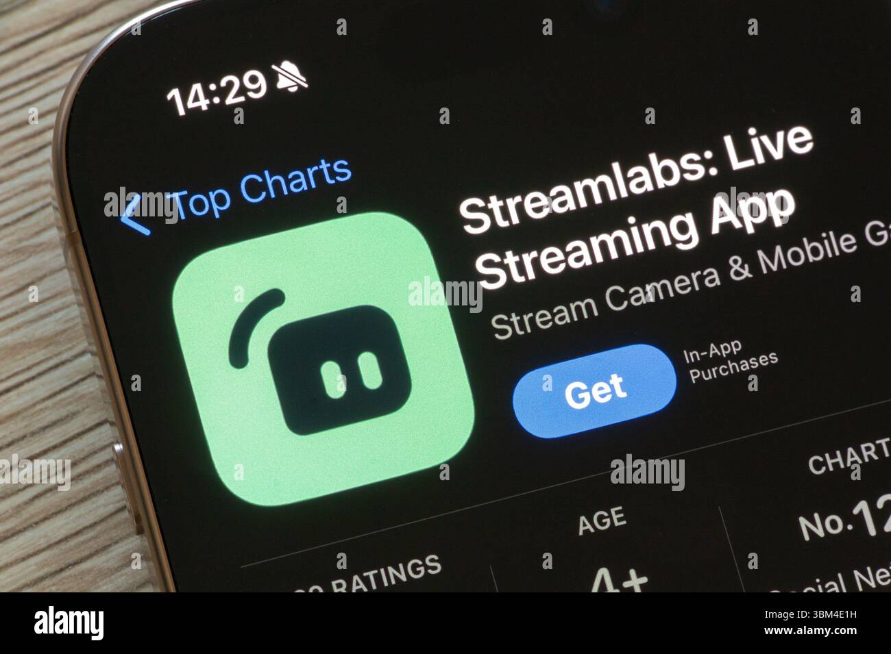 OSTRAVA, TSCHECHIEN - 23. NOVEMBER 2024: Apple App Store mit Streamlabs Live Streaming App Mobile App wird installiert Stockfoto