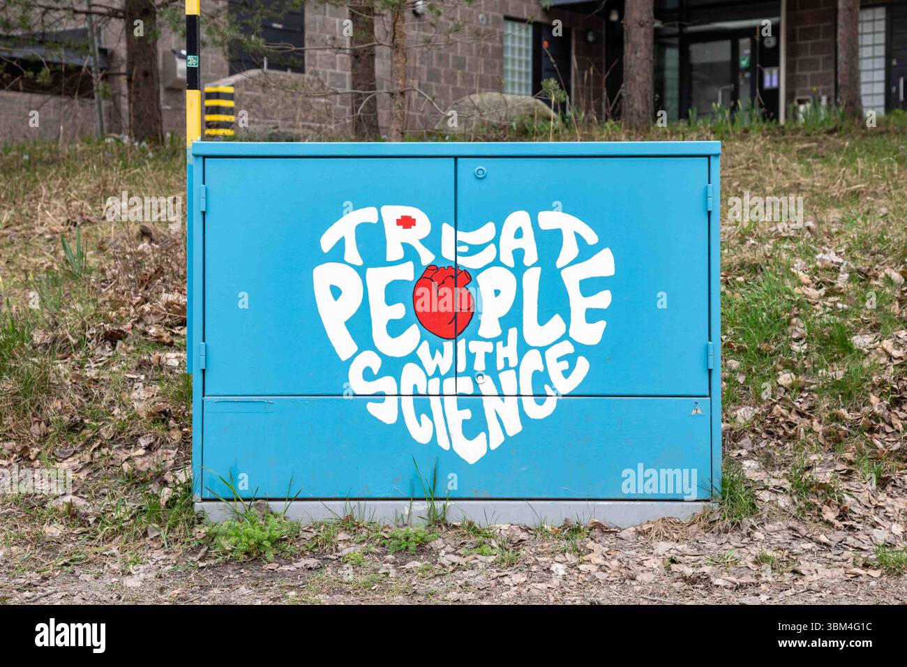 Behandeln Sie Menschen mit Wissenschaft. Herzförmiges Pro-Science-Wandbild Graffiti auf der Gebrauchskiste im Bezirk Meilahti in Helsinki, Finnland. Stockfoto