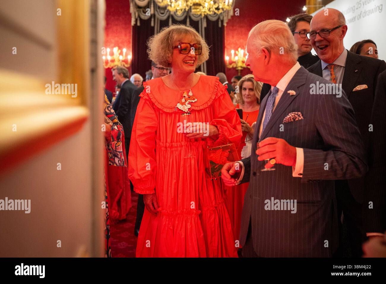 Britain's King Charles III speaks with Grayson Perry during a reception at St James's Palace, London, to celebrate 25 years of the Royal Drawing School, Tuesday, June 24, 2025. (James Manning/Pool Photo via AP) Stockfoto