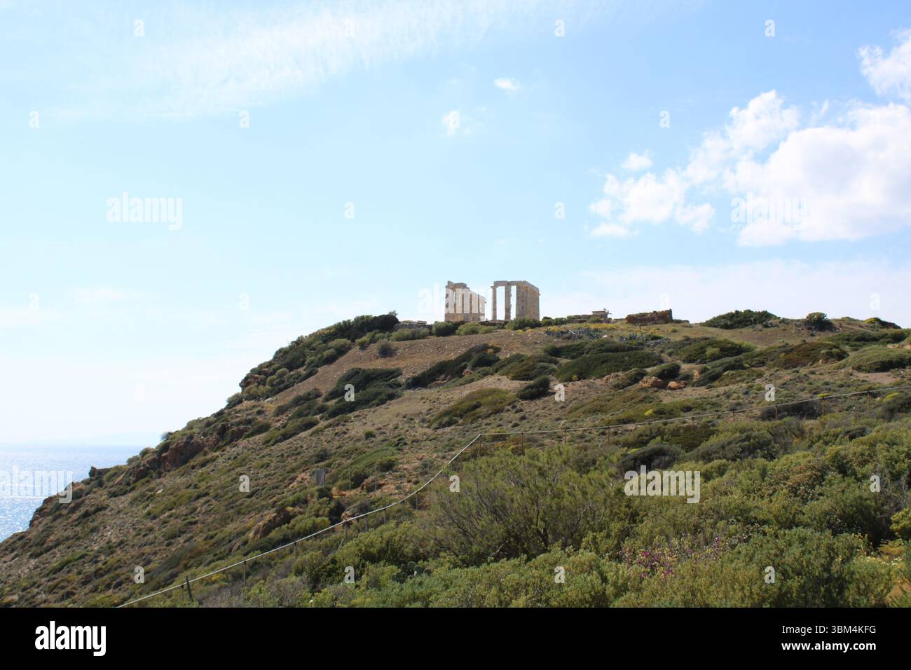 Landschaftsansicht des Tempels des Poseidon - ein altgriechischer Tempel auf dem Kap Sounion in Griechenland Stockfoto