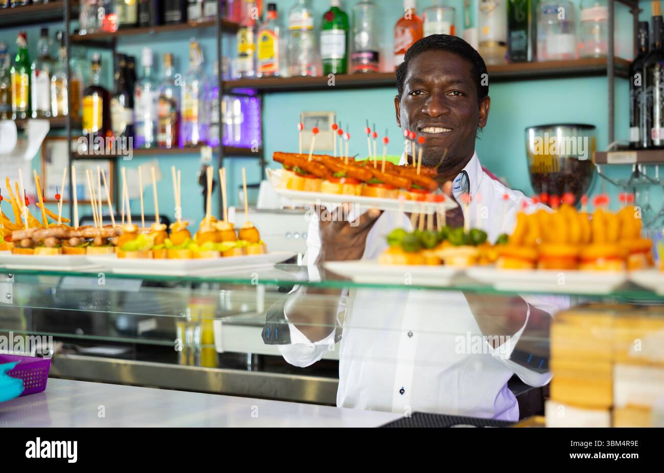 Blick auf den erwachsenen Afrikaner auf der Lebensmitteldisplays Stockfoto