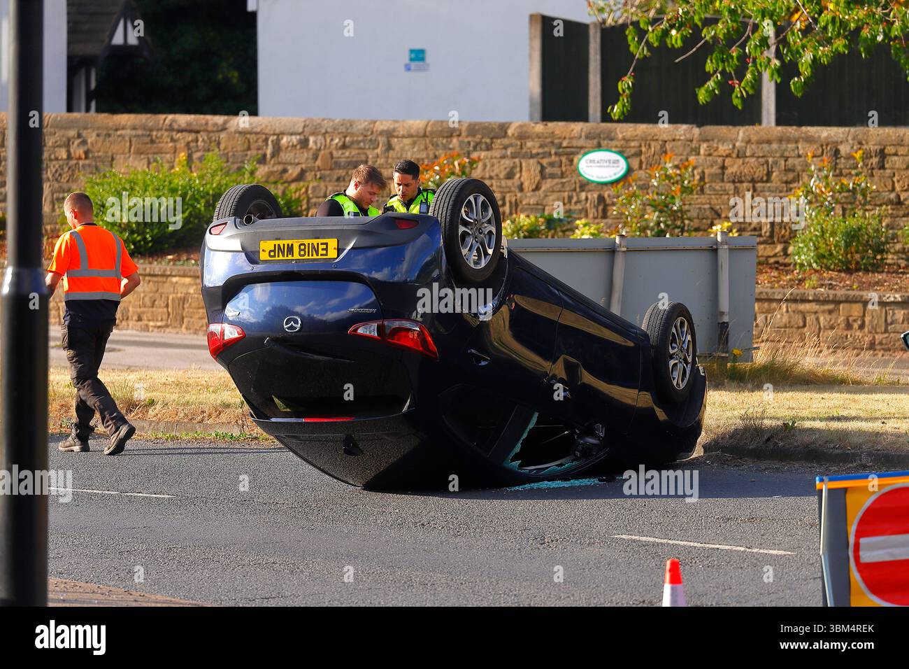 Ein umgekipptes Fahrzeug auf der Leeds Road in Oulton, Leeds, West Yorkshire, Großbritannien Stockfoto