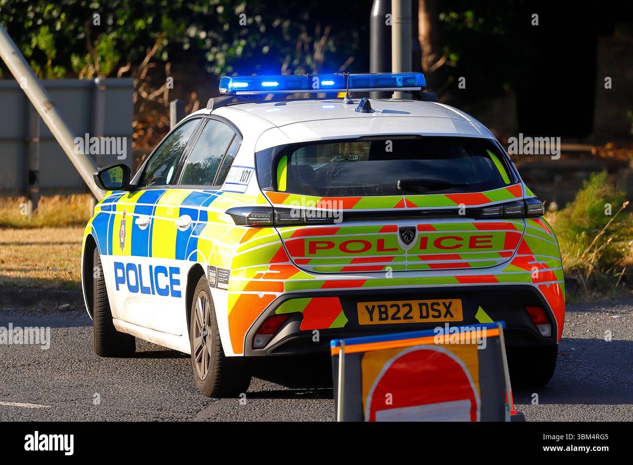 Peugeot Polizeifahrzeug von der West Yorkshire Polizei am Ort eines Straßenverkehrsunfalls an der Leeds Road in Oulton, Leeds, West Yorkshire, Großbritannien Stockfoto