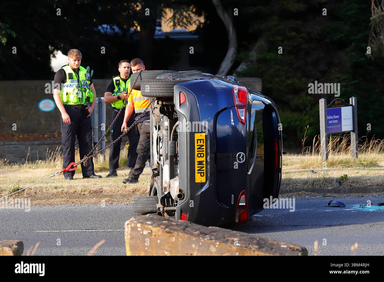 Ein umgekipptes Fahrzeug auf der Leeds Road in Oulton, Leeds, West Yorkshire, Großbritannien Stockfoto